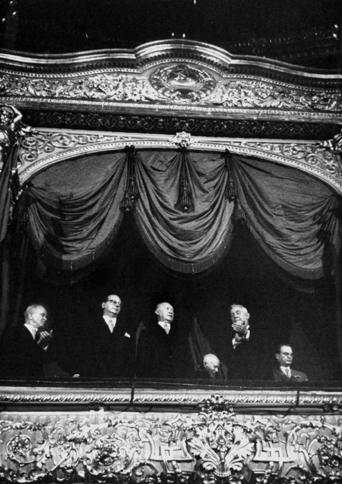 Немецкий канцлер Конрад Аденауэр с Булганиным и Молотовым в оперном театре. Москва, 12 сентября 1955 года. 