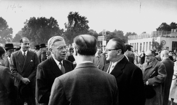 Министр иностранных дел Германии Генрих Брентано беседует с послом США Джеймс Б. Конантом. Москва, 12 сентября 1955 года.