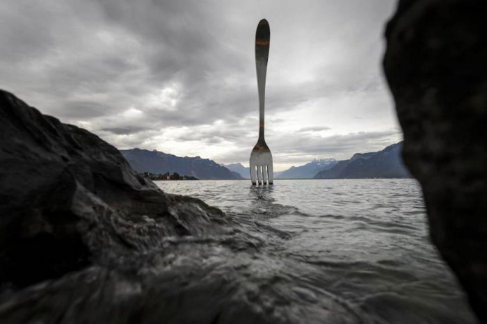 Гигантская вилка — проект дизайнера Жана-Пьера Заугга, воткнута в озеро Женева в Швейцарии.