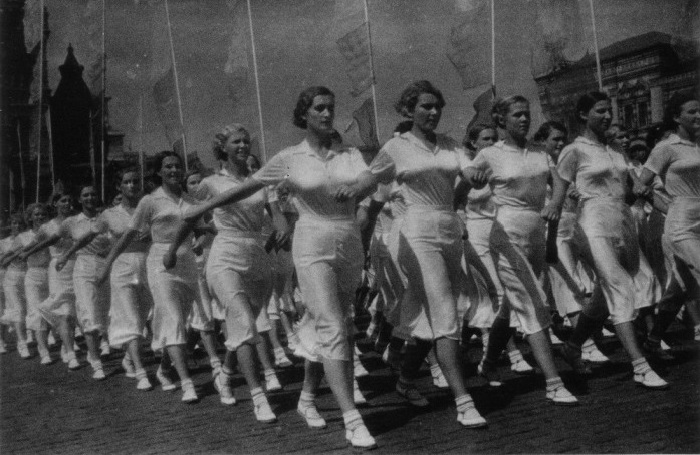 Девушки-спортсменки на первомайском параде в Москве. СССР, 1937 год.