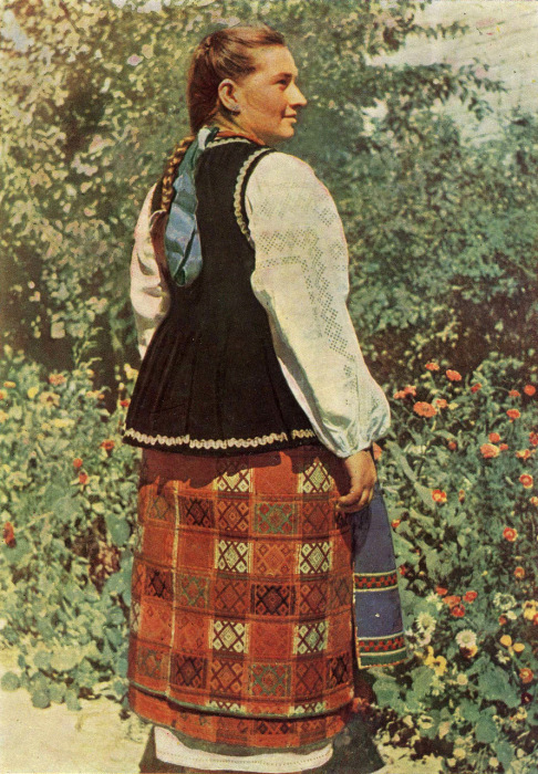 Девушка в летней одежде. Село Дегтяр, Срибнянский район, Черниговская область, 50-е годы ХХ века. 