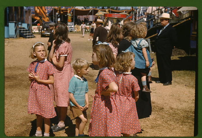 Пять девочек в одинаковых платьях на ярмарке в штате Вермонт. США, 1941 год. Автор: Jack Delano.
