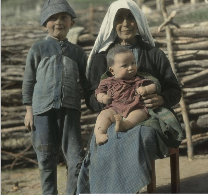 Бабушка с внуками в Лачамуле. Сванетия, 1929 год.