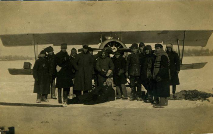 Группа Военно-морских и морских летчиков 1-го Морского отряда ВВС на аэродроме у самолета после полета. 23 февраля 1923 год. 