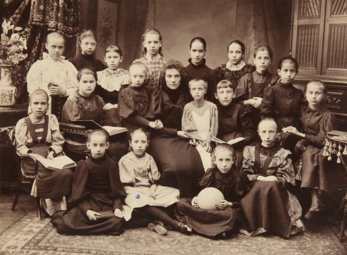 Воспитанницы третьего Мещанского и второго Красносельского женских начальных училищ в 1911 году.