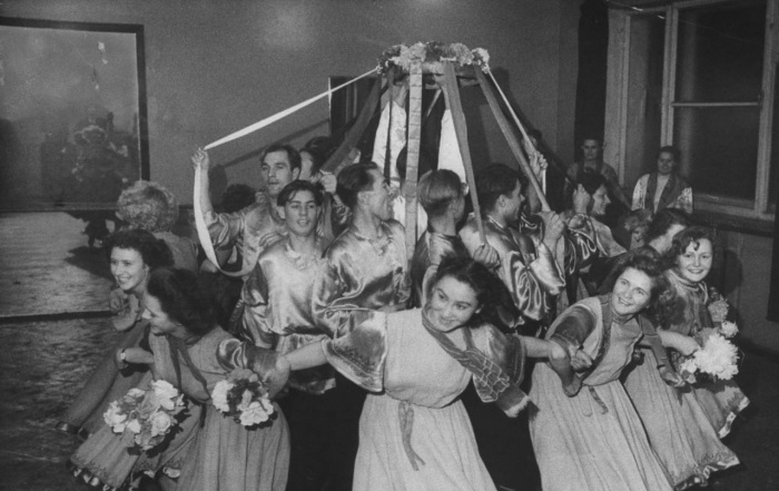 На кружке народных танцев при московском Дворце культуры. СССР, Москва, 1955 год.