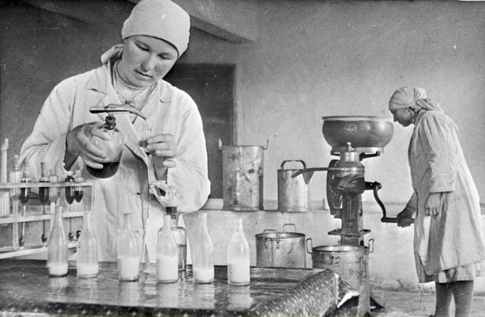 Проверка качества молока заведующей колхозной молочной фермой. СССР, Украина, Чапаевск, 30-е годы 20 века. 