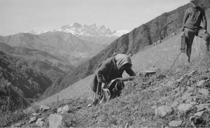 Пожилая хевсурка наполняет кувшин водой. 1931 год. 