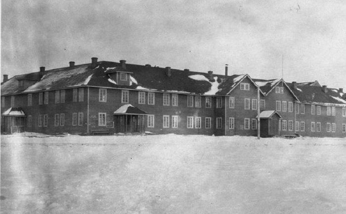 Дом, рассчитанный на 150 колонистов, построенный ими в Кемерово. 1920-е годы. 