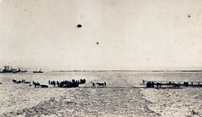 Большая ледовая переправа на Кегостров. Переход в пределах 100 ярдов от кормы судна. 1917 год.