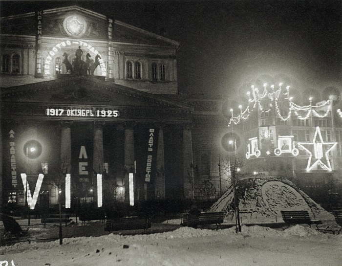 Празднично украшенная площадь. 7 ноября 1925 года. Фото: Alexander Rodchenko. 