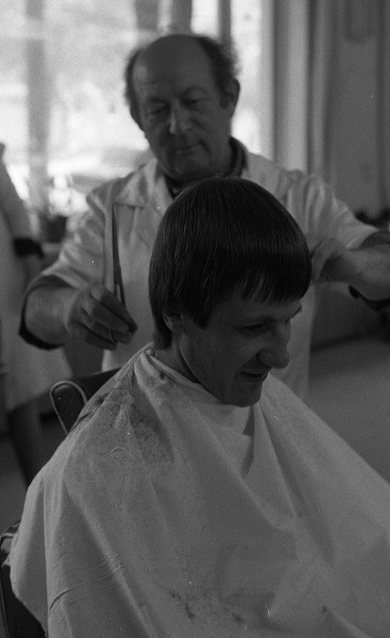 Фотограф, подстригающийся в местной парикмахерской. СССР, Узбекистан, Ташкент, 1984 год.