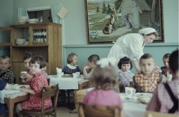 Воспитателя с группой в детском саду. Москва, 1961 год. 
