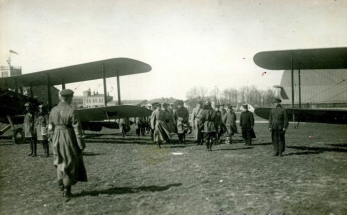 Осмотр взлетного поля и самолетов авиабригады Ворошиловым. 1930 год.  
