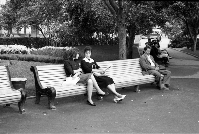Женщины, отдыхающие в парке. СССР, Москва, 1963 год.