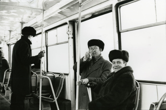 Мужчины, едущие в автобусе на работу. СССР, Москва, 1989 год.