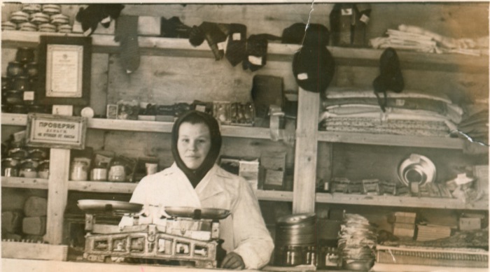 Продавец в деревенском магазине. СССР, 1950-е годы.