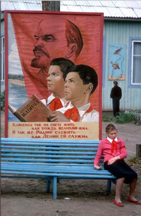 Девочка, сидящая на лавочке в лагере пионеров. СССР, Иркутская область, Братск, 1963 год.