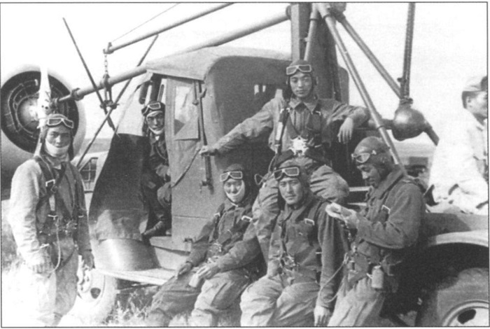 Японские летчики из 24 сентая возле аэродромного стартера. Халкин-Гол, июль 1939 год.