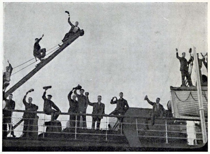 Корабль отходит от пристани в свое первое путешествие. 12 июля 1933 года.
