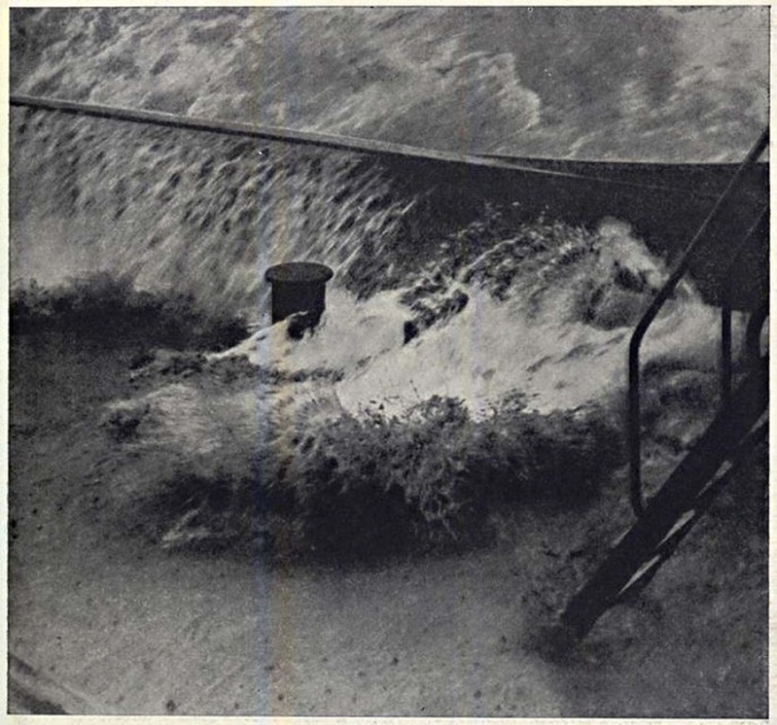 Сильный шторм на пути корабля. 29 июля 1933 года. 