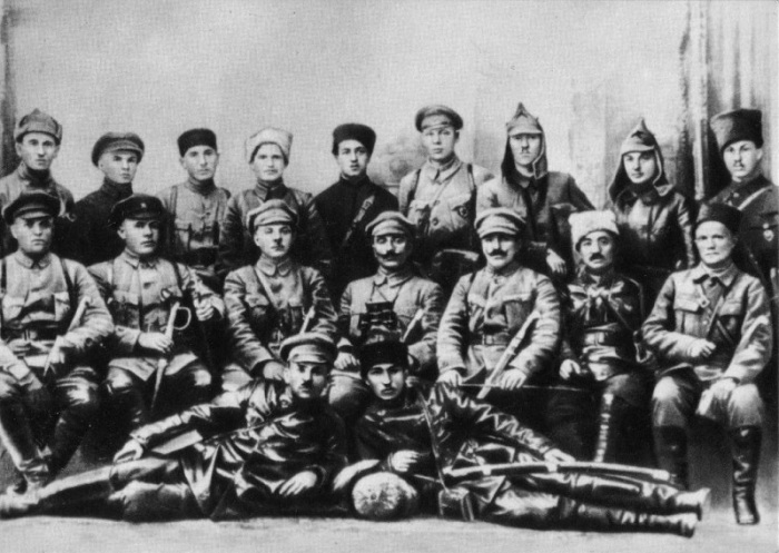 К. Е. Ворошилов и С. М. Буденный с командирами и политработниками Первой Конной армии. Майкоп, 1920 год.