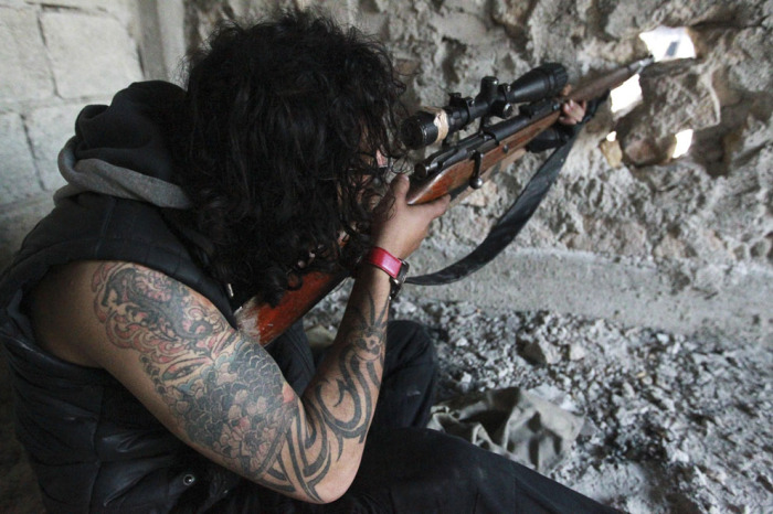 Хаттаб аль-Халаби, снайпер Свободной Сирийской армии. Алеппо, Карм аль-Джабаль, 23 февраля 2014 года.