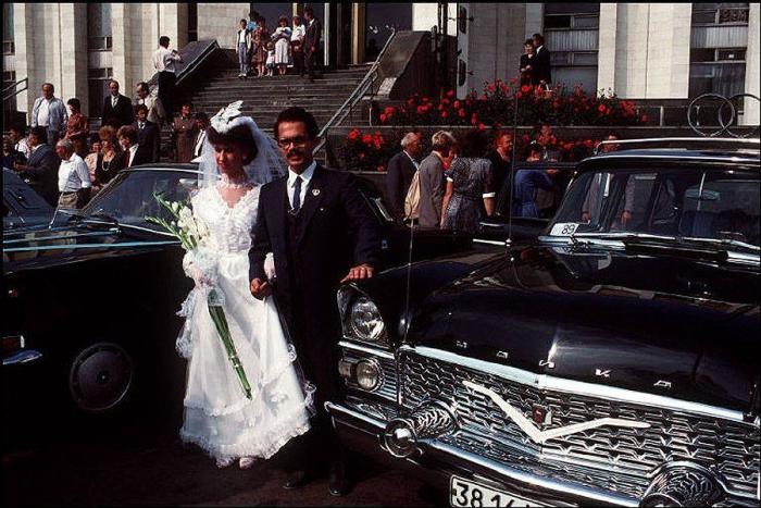  Молодожены у Центрального дворца бракосочетаний. УССР, Киев, 1988 год.