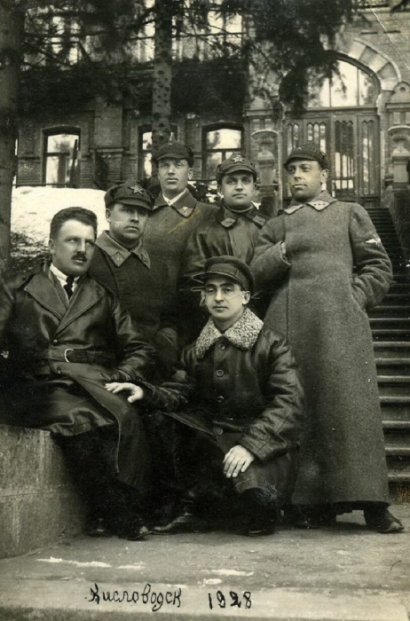 Партийные чиновники и военные офицеры на отдыхе. Кисловодск, 1928 год. 
