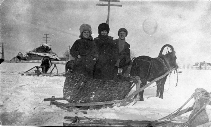 Комсомольцы АИК перед отъездом на учебу в Томскую партийную школу. Кемеровский рудник, 1923 год.