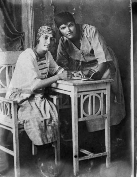 Комсомолки пионервожатые: Чудник Руфина и Прейкшас Анна. Кемеровский рудник, 1925 год.