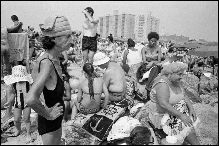 Толпы на пляже. США, Бруклин, Кони-Айленд, 1977 год.
