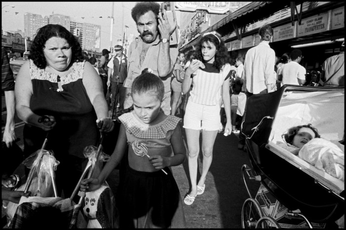 Семья на отдыхе. США, Бруклин, Кони-Айленд, 1986.