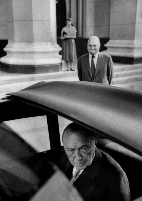 Конрад Аденауэр в машине.  Москва, 11 сентября 1955 года.