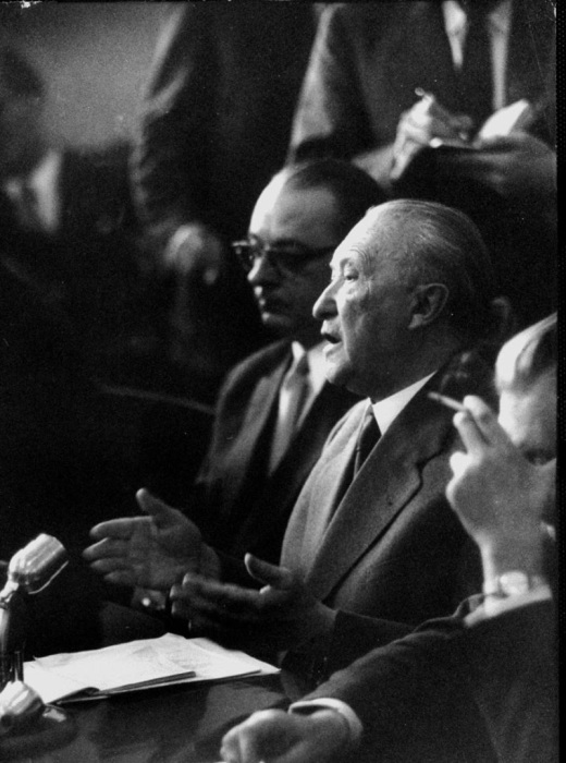 Конрад Аденауэр разговаривает с журналистами. Москва, 9 сентября 1955 года.  