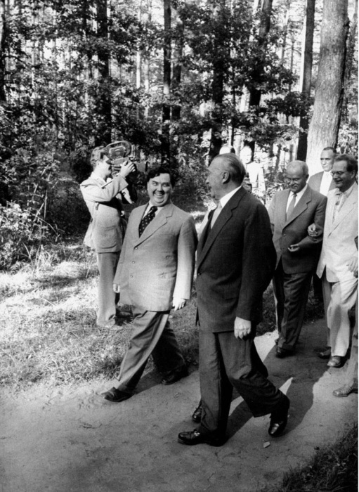 Конрад Аденауэр беседует с Молотовым на обзорной экскурсии.  Москва, 10 сентября 1955 года.