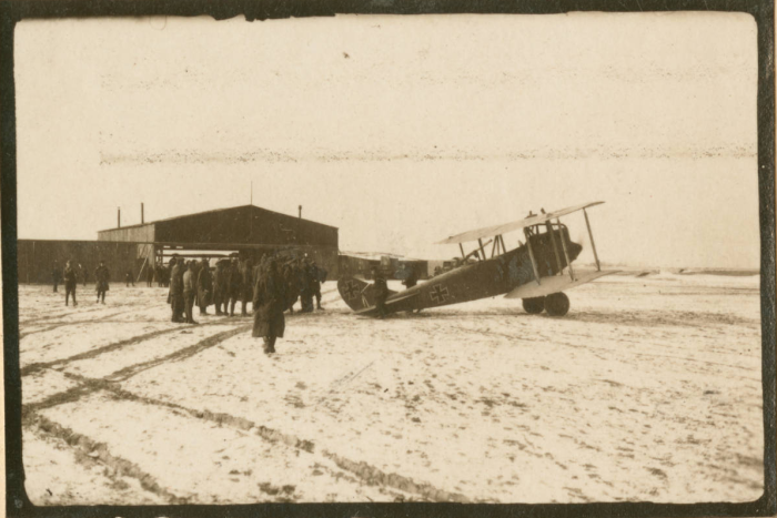 Немецкий самолет на аэродроме. Ковель, 1918 год. 