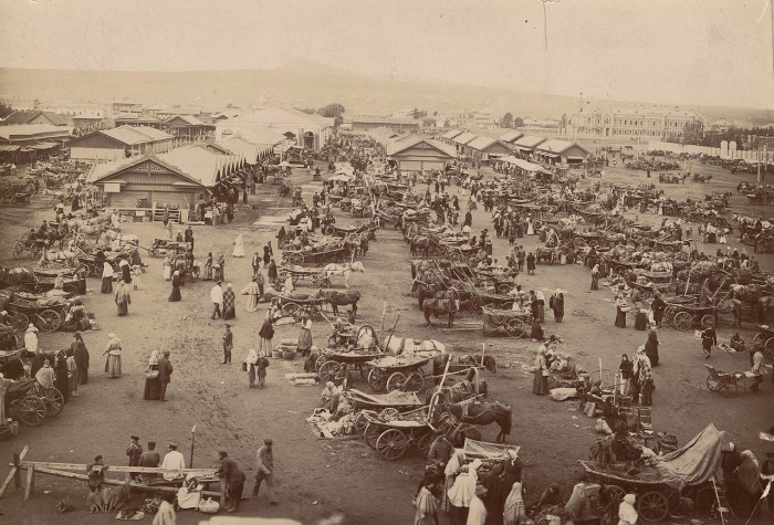 Толпы людей на Ново-базарной площади. Россия, Красноярск, 1895 год. 