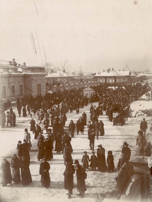 Похоронная процессия, идущая по Благовещенской улице. Россия, Красноярск, 1890-е годы.