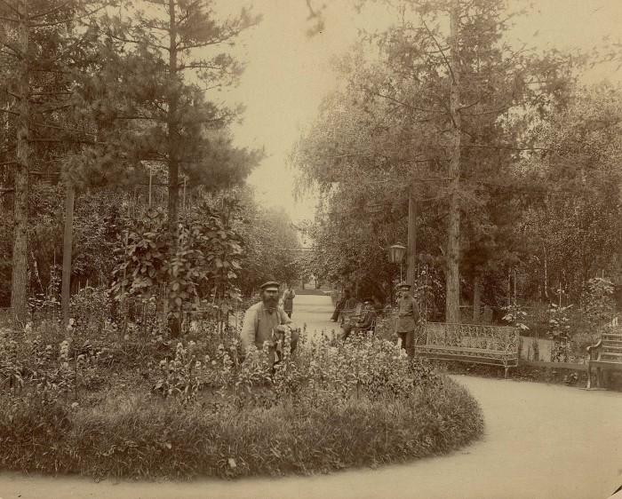 Портретный снимок на территории главной аллеи городского парка. Россия, Красноярск, 1890-е годы.