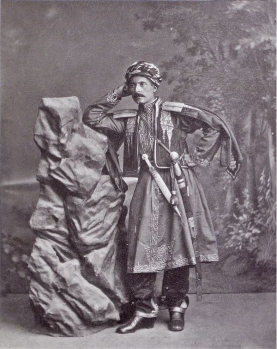 Курд в традиционных одеждах, на русской службе. Персия, Тегеран, 1870-е годы. Фото: Dmitry Ermakov.  