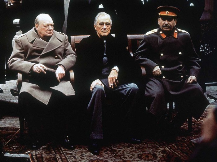  Британский премьер-министр Уинстон Черчилль, президент США Франклин Рузвельт и председатель совнаркома СССР Иосиф Сталин. 
