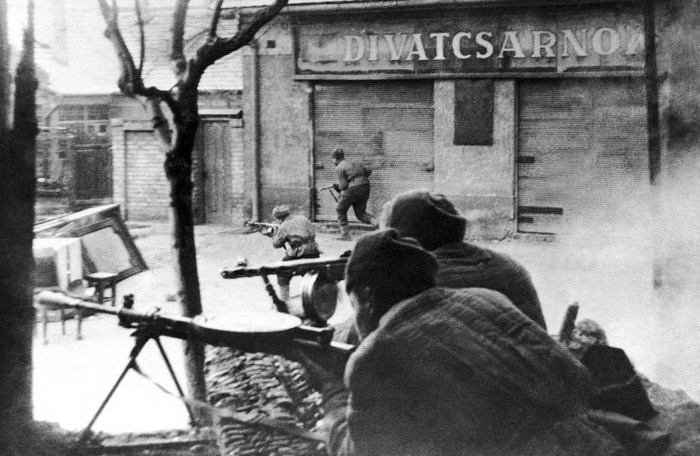 Советские солдаты 3-го Украинского фронта во время боев в Будапеште, 5 февраля 1945 года.