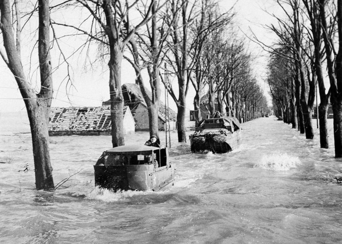 Ремонт телефонной линии на затопленной дороге, 22 февраля 1945 года. 