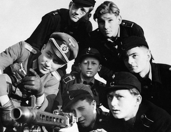 Занятие по стрелковой подготовке. Германия, 27 декабря 1944 год. 