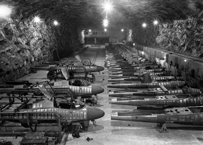 Линия сборки истребителей Хейнкель He-162 на подземном заводе Юнкерс в Тартуне.