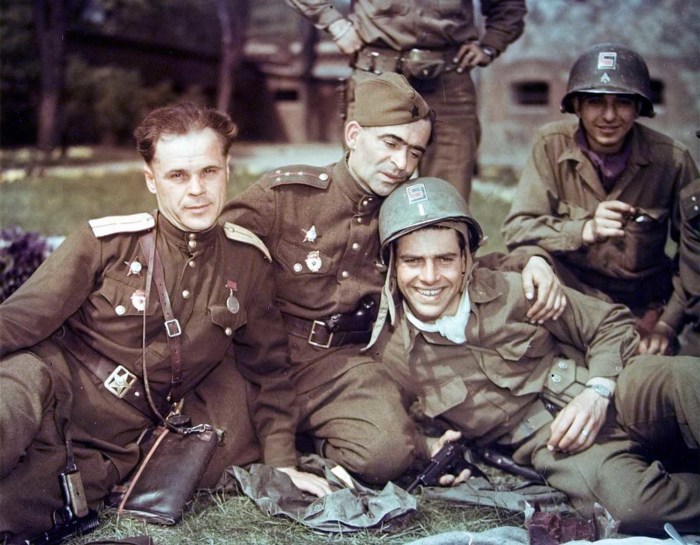 Советские офицеры и американские солдаты во время встречи на Эльбе в апреле 1945 года.