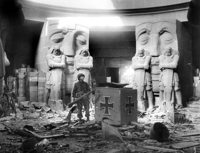 Американский солдат у монумента Битвы Наций в Лейпциге. 