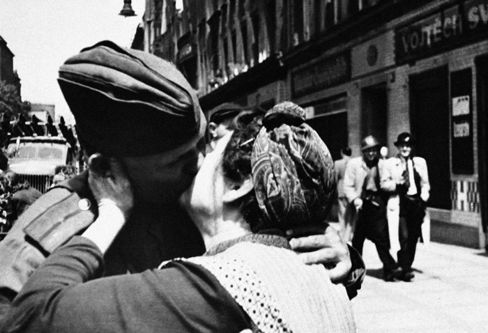 Чешская женщина целует советского солдата-освободителя.