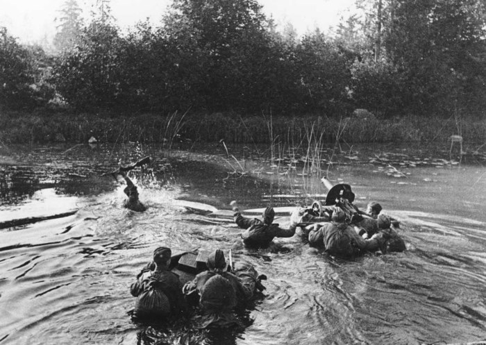  Расчет советского пулемета переправляют через реку.